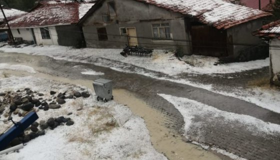 Amasya’da etkili olan dolu yağışı evlere ve mahsullere zarar verdi