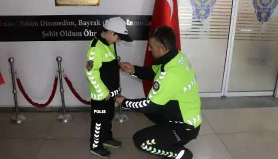 Küçük kağan 1 günlüğüne trafik polisi oldu