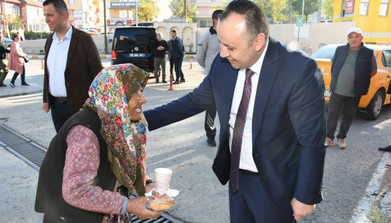 Hastaneye gelen vatandaşlara Başkan’dan sıcak çorba ikramı