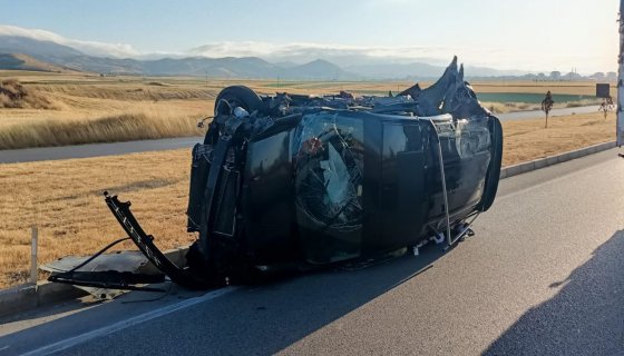 Hafif ticari araç ile arpa yüklü traktör çarpıştı: 1 ölü, 4 yaralı