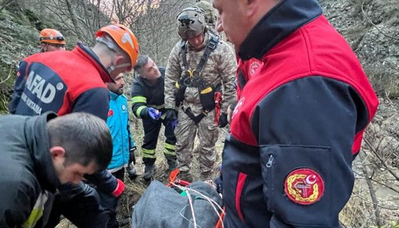 Kayalıklardan aşağıya düştü, askeri helikopterle kurtarıldı