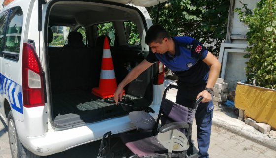 Amasya Belediyesi, engelli vatandaşın tekerlekli sandalyesini tamir etti