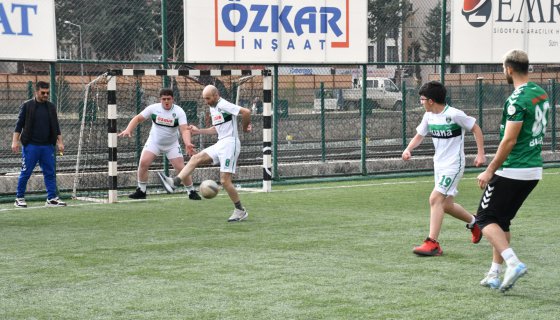 Protokol ile engelli bireyler arasında futbol maçı