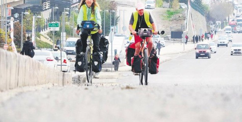 İSVİÇRELİ çift TÜRKİYE'de torunlarını ziyaret etmek için bisikletleriyle yola çıktı