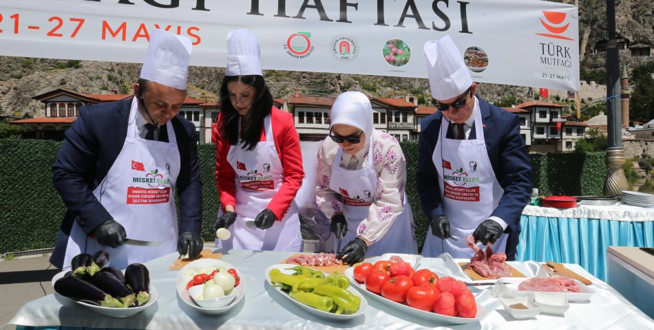 Vali ve belediye başkanı önlükleri takıp “Şehzade Kebabı” yaptı