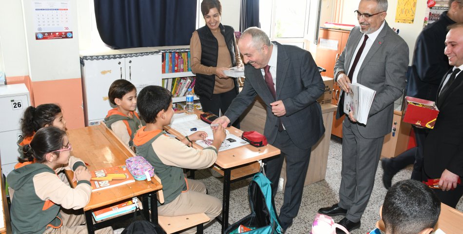 Başkan Çelik’ten öğrencilere 100. Yıla özel hediye