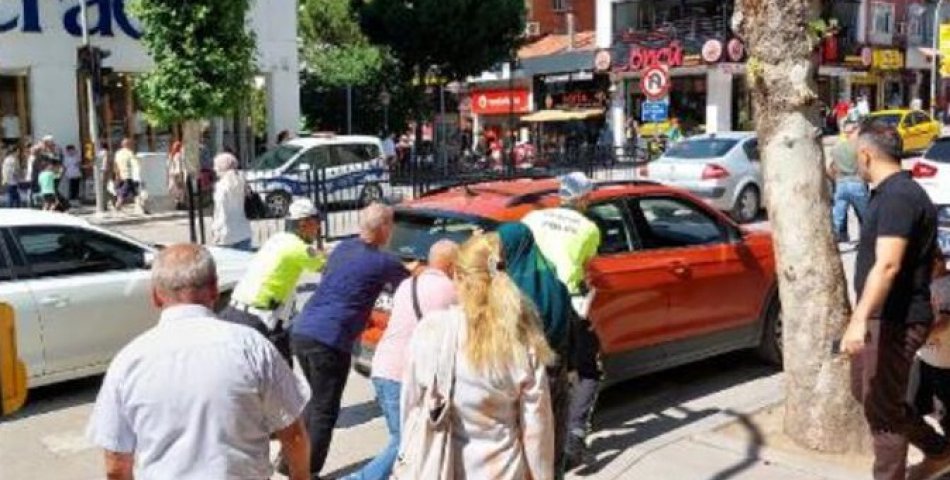 Aracı Bozulan Vatandaşa Trafik Polisleri Yardım Etti