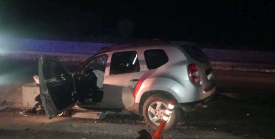 Amasya otomobil beton logara çarptı: sürücü ve eşi yaralandı