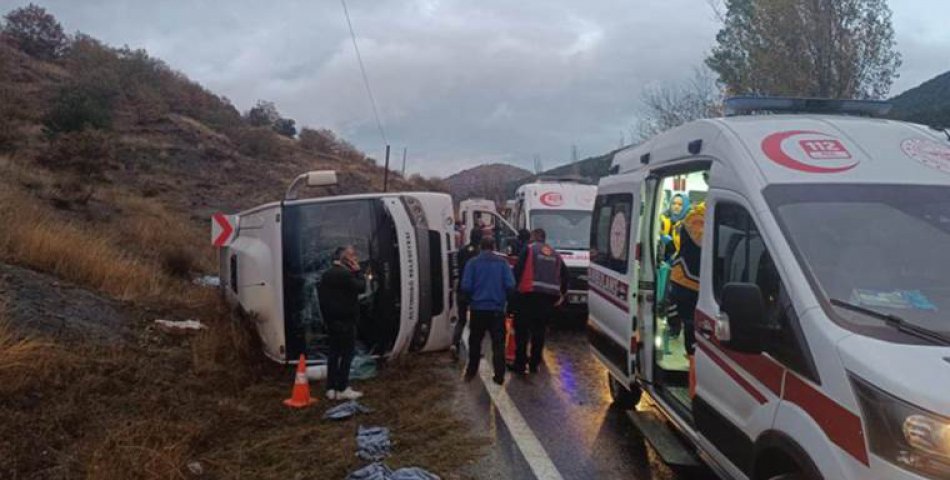 Yolcu otobüsü devrildi: 27 yaralı
