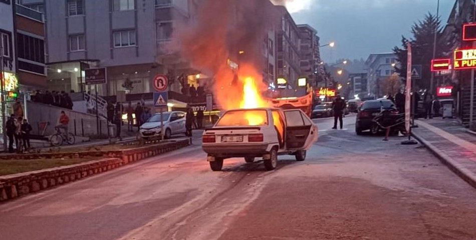 Seyir halindeki otomobil alev alev yandı