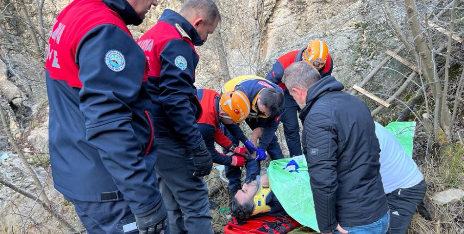 Kayalıklardan aşağıya düştü, askeri helikopterle kurtarıldı