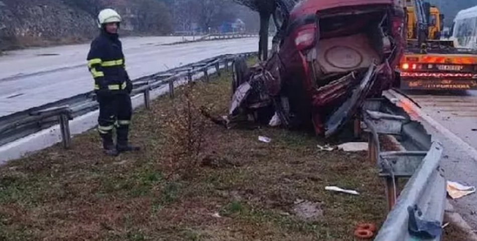 Amasya’da otomobil bariyere çarptı: 2 yaralı