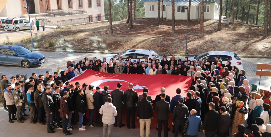 Üniversite öğrencilerinden şehitleri anma ve teröre lanet töreni