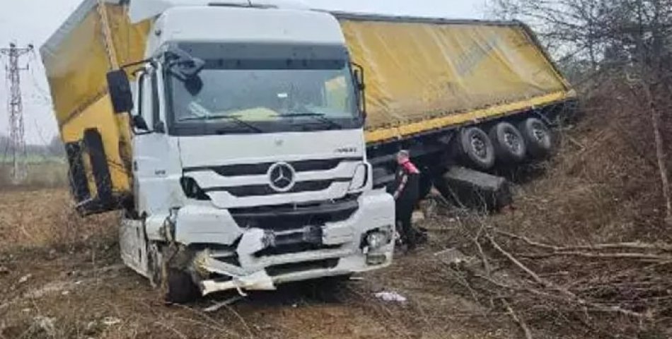 Tır yoldan çıktı: Sürücü yaralandı