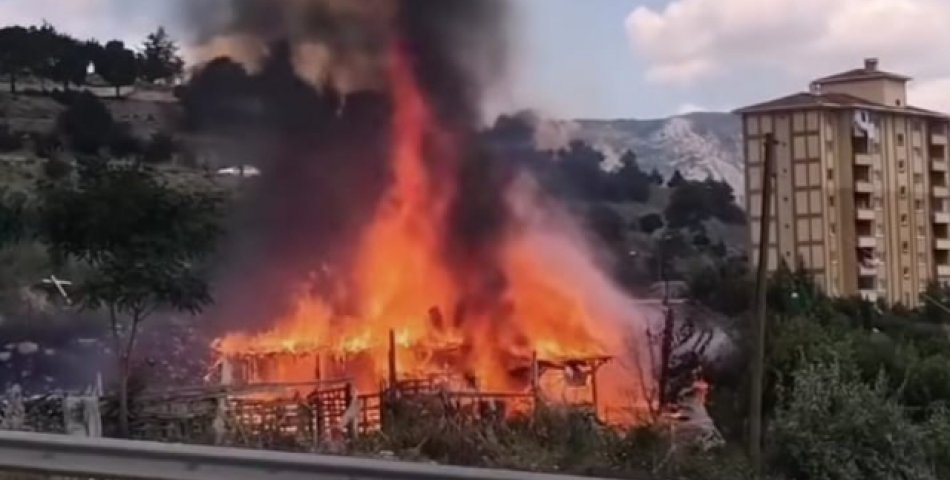 Çıkan Yangında, Baraka Kullanılmaz Hale Geldi