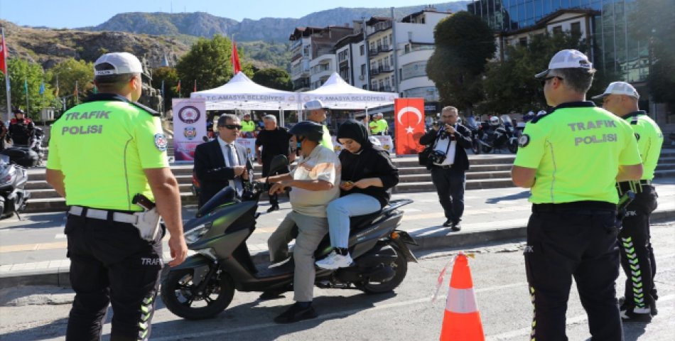 Amasya’da polis ceza kesmek yerine kask dağıttı