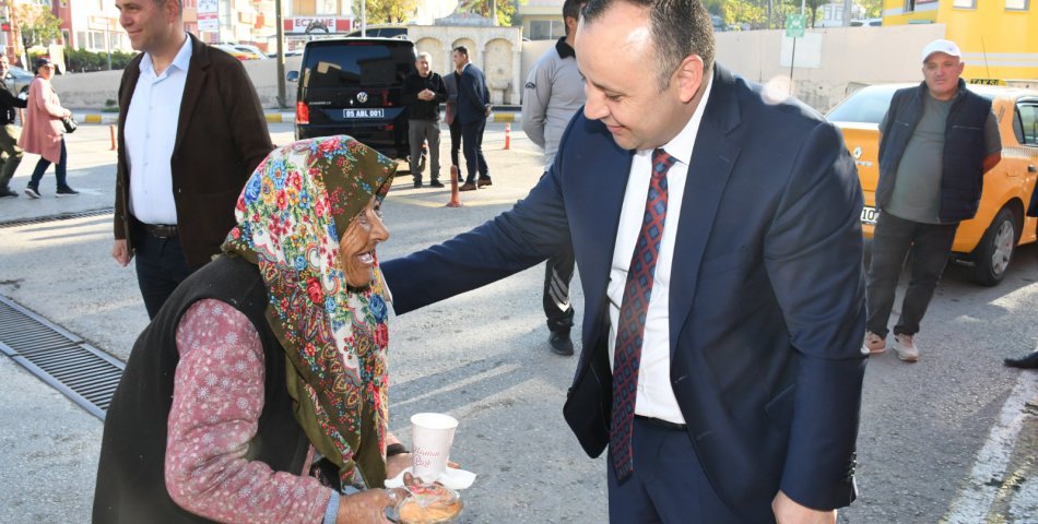 Hastaneye gelen vatandaşlara Başkan’dan sıcak çorba ikramı