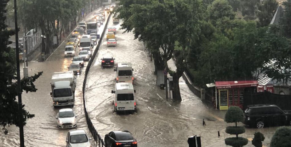 Amasya'da sağanak; yollar ile bazı ev ve iş yerlerini su bastı