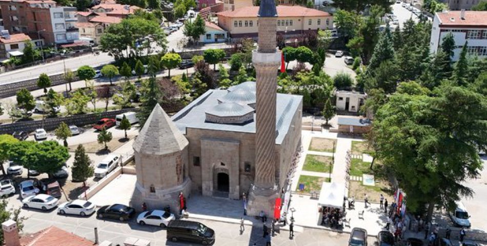 Burmalı minare camisi yeniden ibadete açıldı