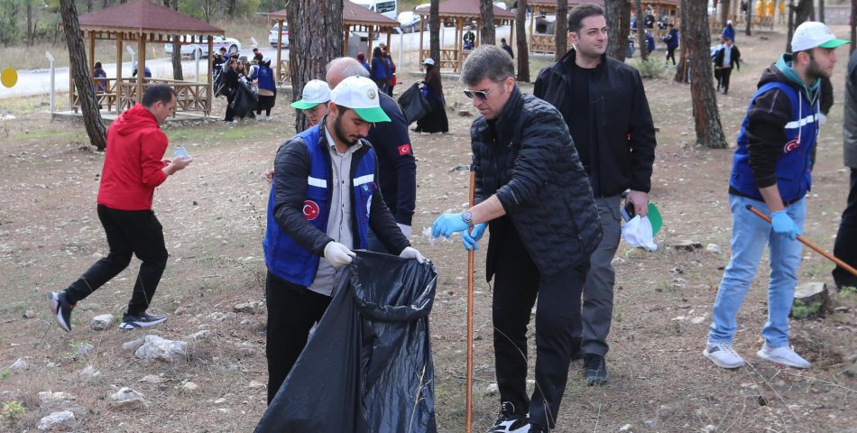 Vali Bakan, gençlerle çevre temizliği yaptı