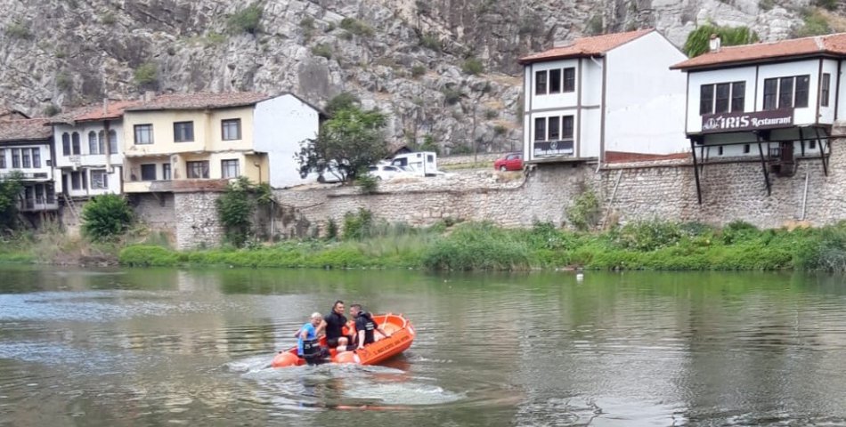 Belediye Ekipleri Yeşilırmak Nehri’ni temizledi