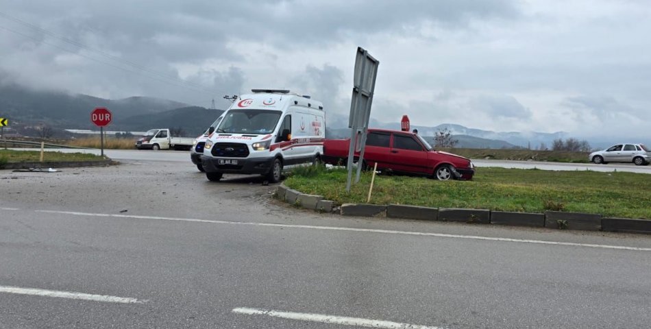 Amasya’da araç kaldırıma çıktı: 3 kişi yaralandı