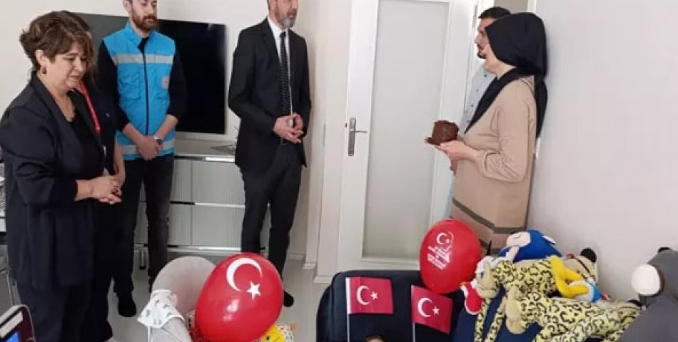 1,5 yaşındaki hidrosefali hastası Göktuğ’a 23 Nisan ziyareti