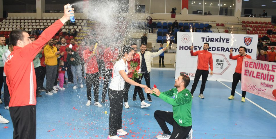 Hokey müsabakasında evlenme teklifi