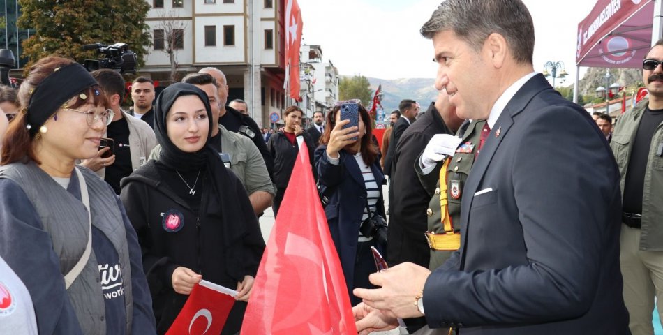 Koreli Kadın'dan Vali Bakan'a Türk Bayrağı