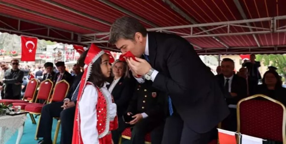 Küçük Erva’dan duygulandıran bayrak teslimi