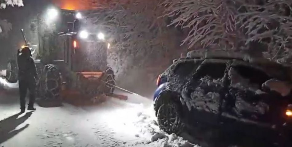 Karda mahsur kalan 4 kişilik aile ekipler tarafından kurtarıldı