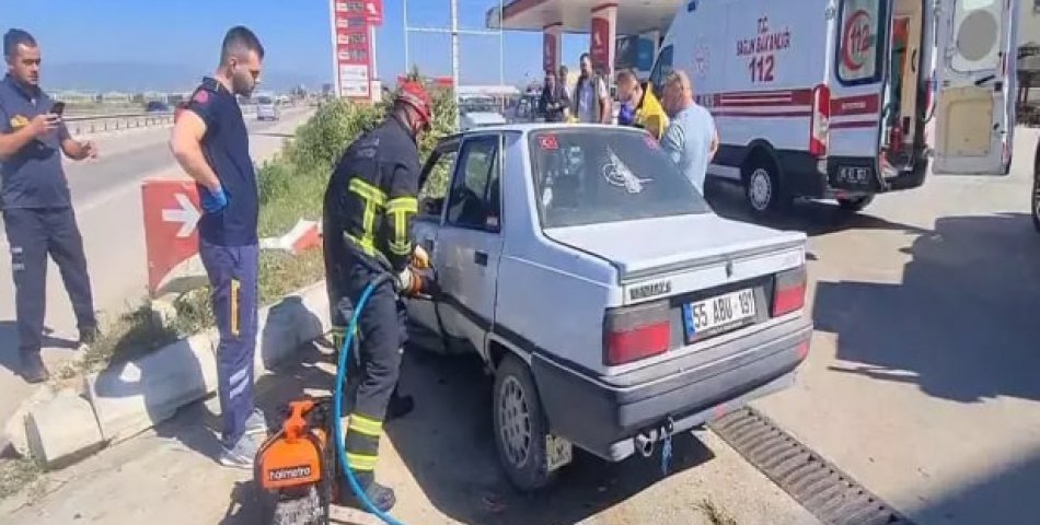 Otomobil bordür taşına çarptı: 1 yaralı
