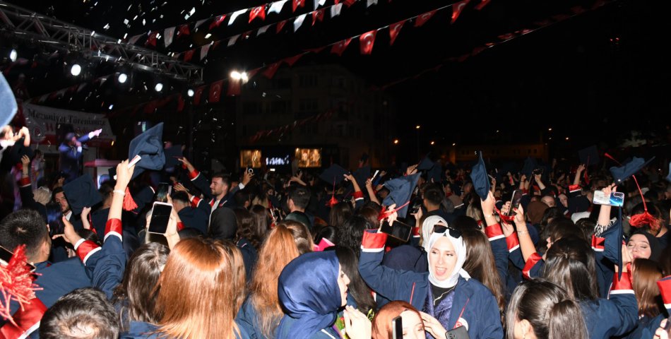 Amasya Üniversitesi’nde mezuniyet heyecanı