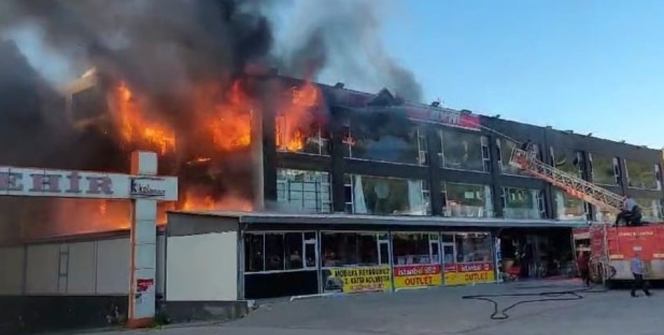 AVM yangınında işyeri kullanılmaz hale geldi