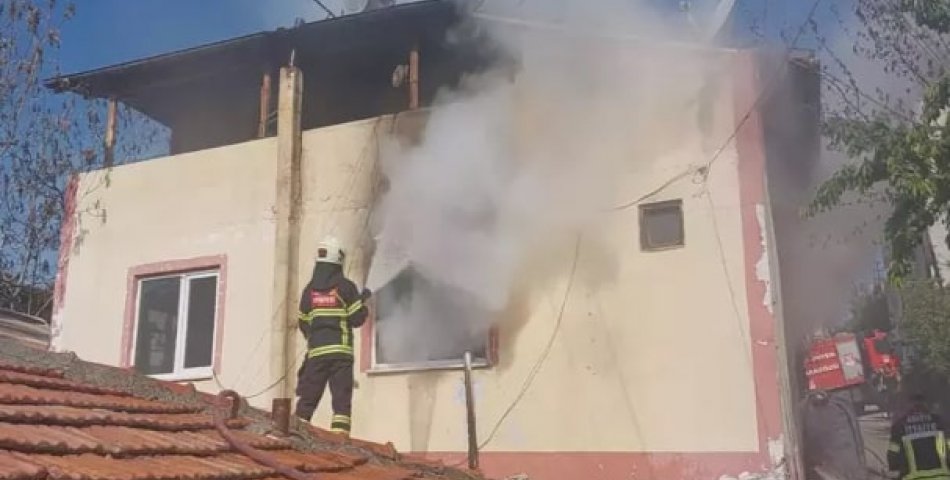 Alkollü iken evini ateşe verdi