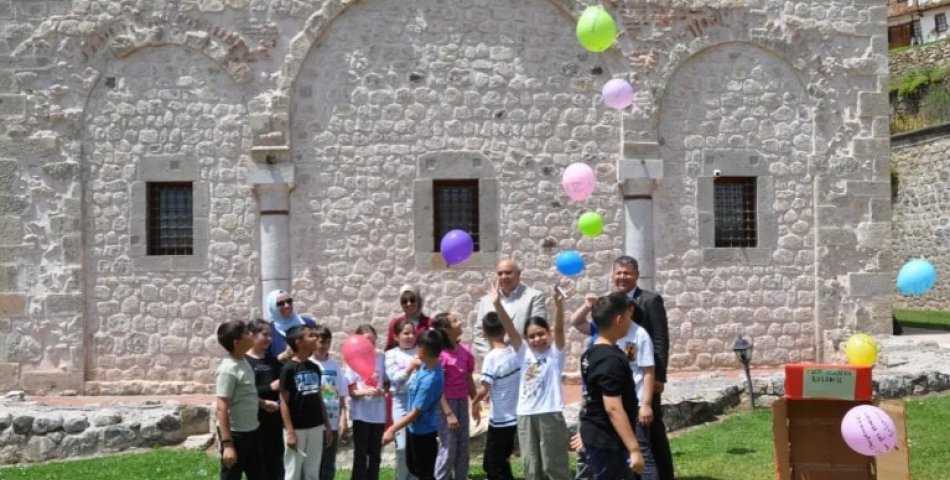 Balonlar gökyüzüne bırakıldı