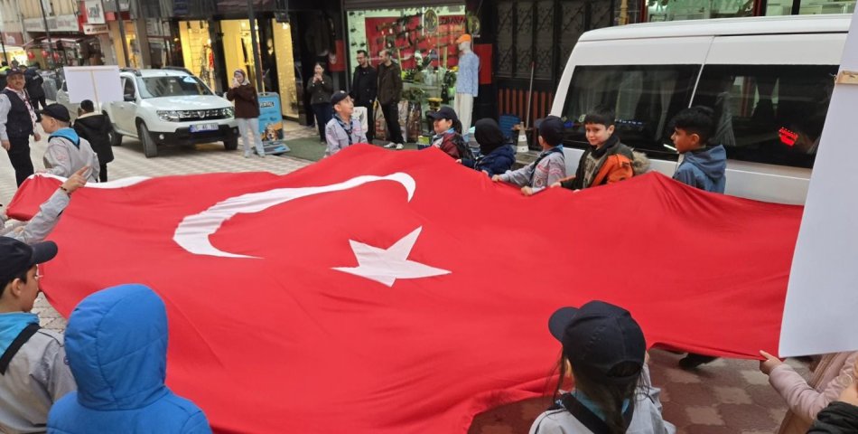 Öğrenciler “Bayrak Sevgisi” için yürüdü