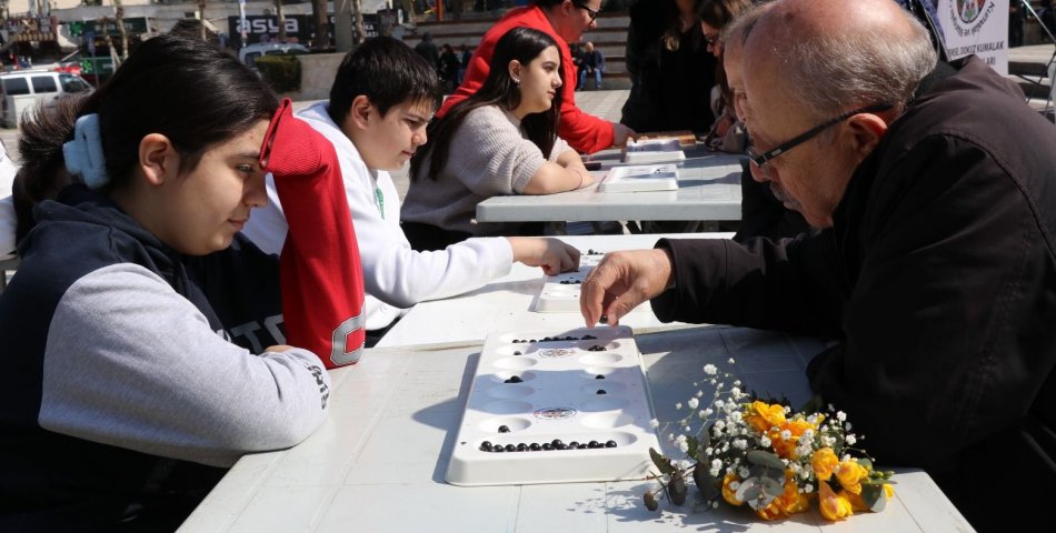 Çocuklar ve yaşlılar zeka oyunlarında yarıştı