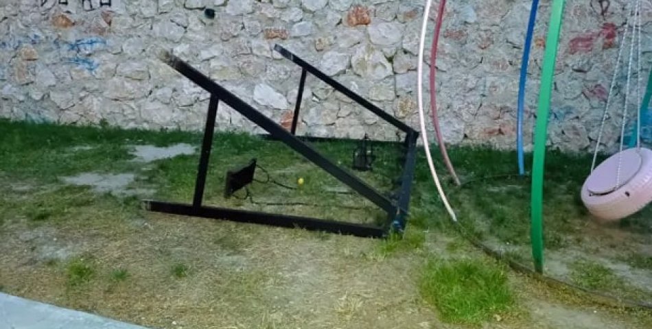Devrilen demir salıncağın altında kalan küçük yağız hayatını kaybetti