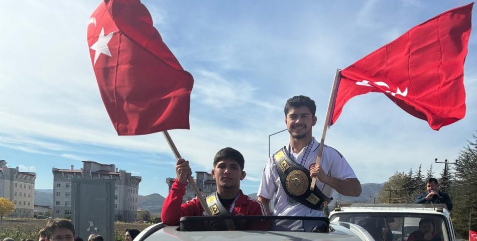 Dünya şampiyonları davul ve zurna ile karşılandı