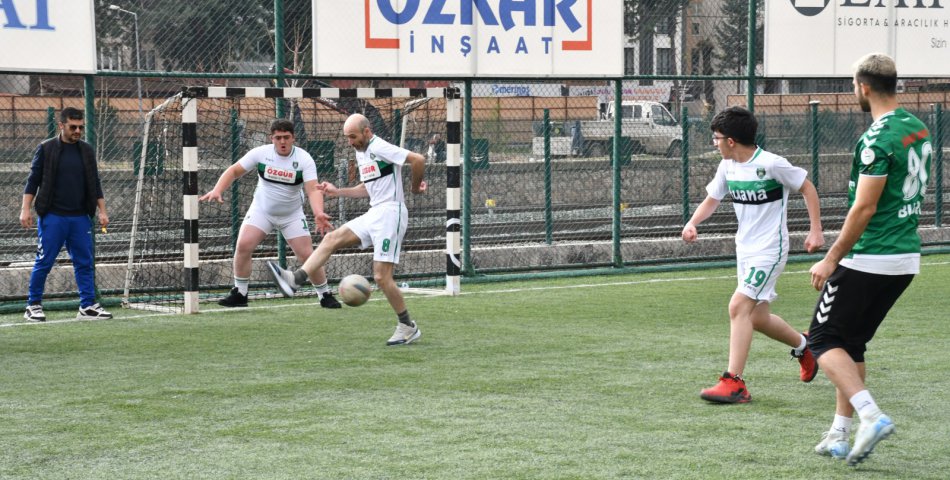 Protokol ile engelli bireyler arasında futbol maçı