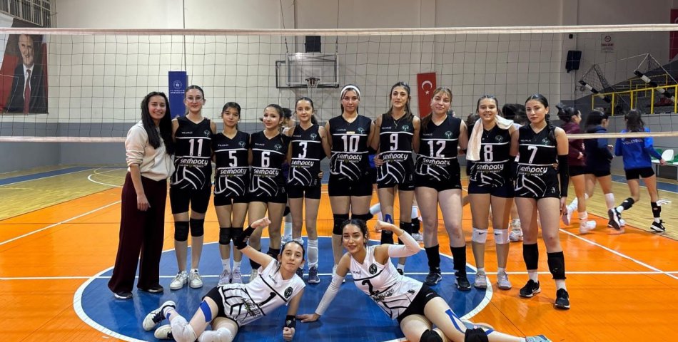 Gümüş kızlar voleybol ligine galibiyetle başladı