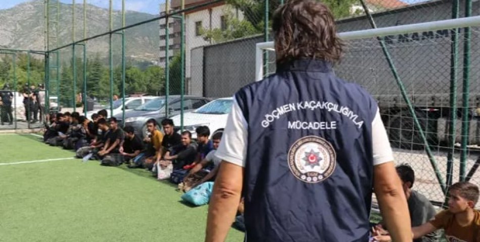 Afgan göçmenler, alüminyum yüklü TIR’ın dorsesinden çıktı