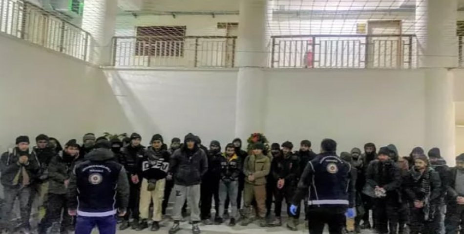 Demir yüklü TIR'ın dorsesinden kaçak göçmen çıktı