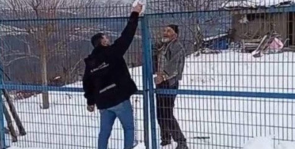 Kar yolları kapattı: Vatandaşın ilacını ekipler ulaştırdı