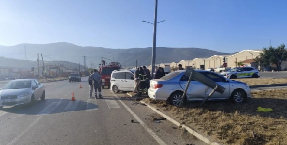 Hafif ticari araç ile otomobil çarpıştı: 1 kişi yaralandı