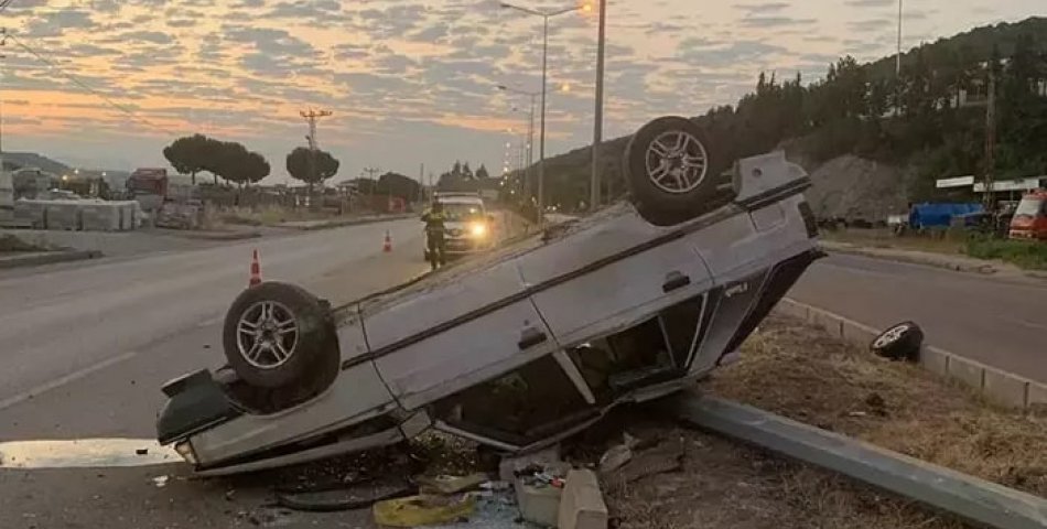 Otomobil direğe çaptı: 1’i çocuk 4 kişi yaralandı