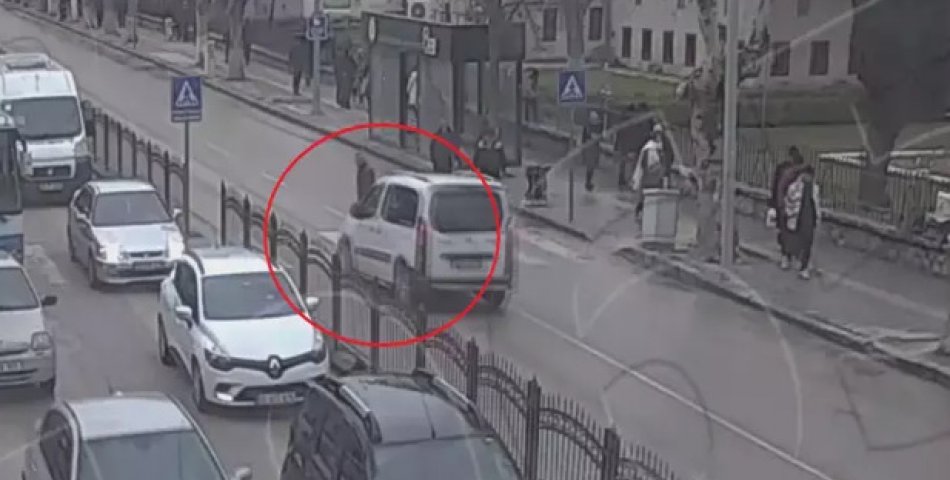 Yaya geçidinden geçen vatandaşa hafif ticari araç çarptı