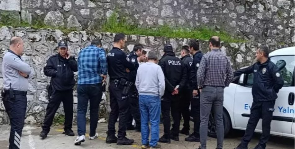 Barışmaya ikna edemeyince, kendisini sokak ortasında bıçakladı