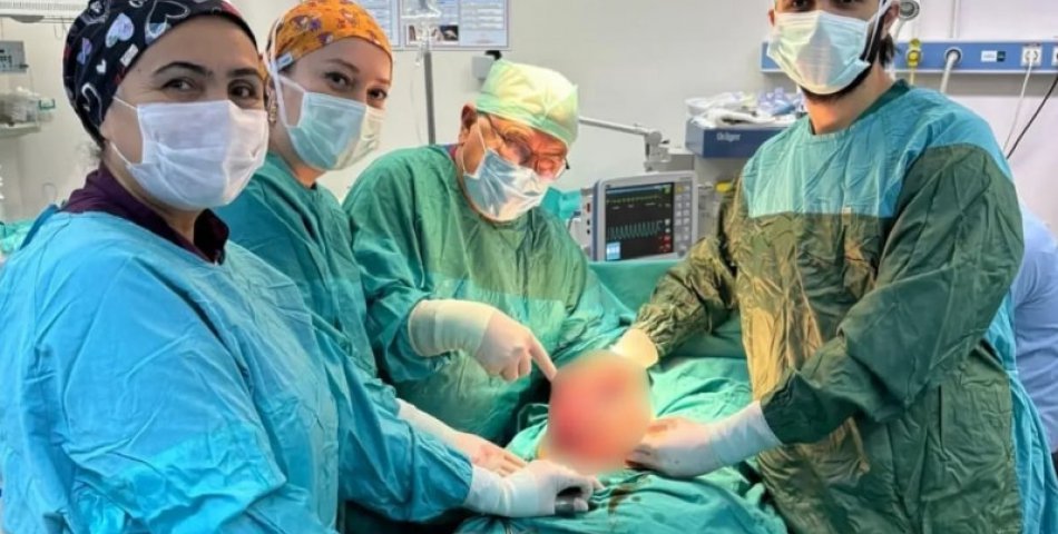 Şişlik şikayetiyle hastaneye gitti, karnından 6 kilo kitle çıkarıldı